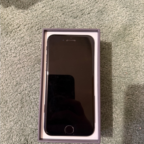 iPhone 8 - Picture 3 of 6